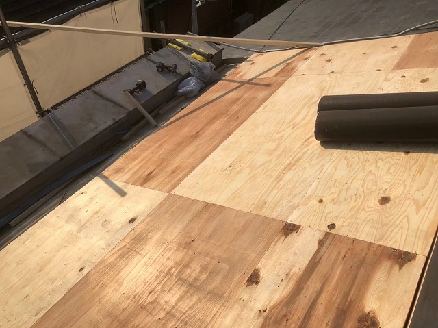 野地板の増し張り屋根の形に合わせて設置